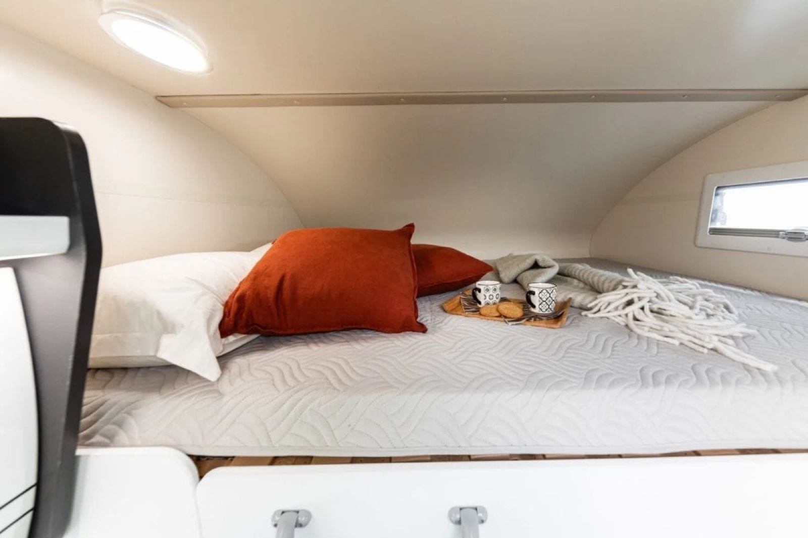 La cama capuchina real de la Glamys 320 con el desayuno preparado